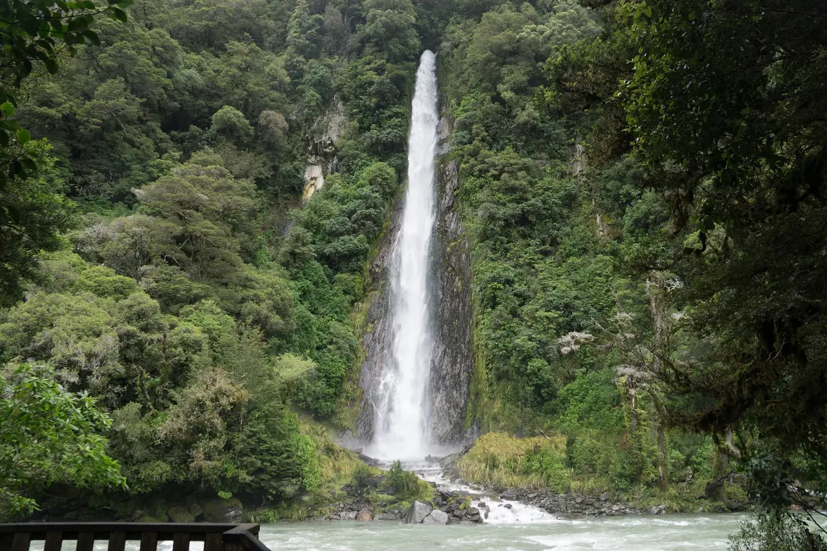 The tall single drop of Thunder Creek Falls